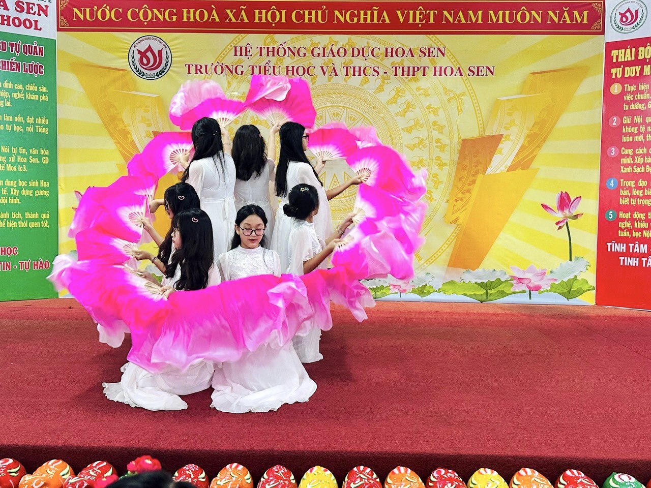 Đầm múa trắng trơn