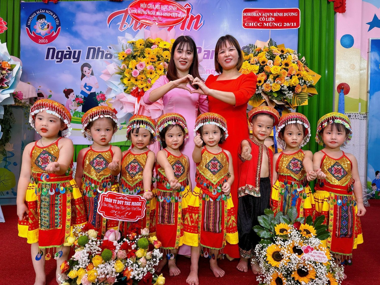 trang-phuc-dan-toc-h'mong-cho-be