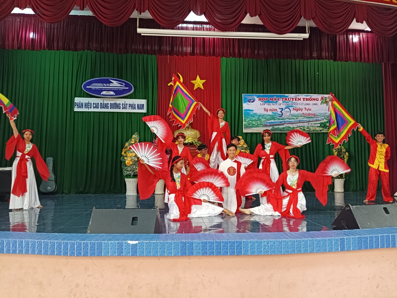 Trang phục tứ thân trắng đỏ